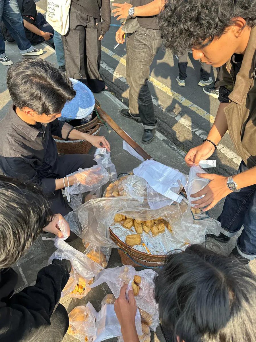 andriandinoraa's tweet photo. Beberapa kiriman foto-foto kegiatan aksi demo damai mahasiswa di Balikota Malang. Epic panjang umur perjuangan 🔥 https://t.co/T4PnWFNfbg
