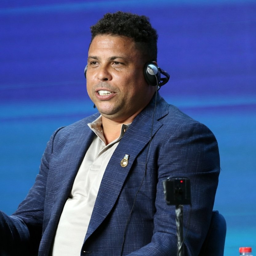 TendenciasDepor's tweet photo. "Ronaldo"

Porque habló sobre la diferencia entre el Brasil en su mejor momento y el Brasil de hoy:  

"Los jugadores de hoy son como bebés llorones. En nuestra época, el fútbol era pura pasión. No estábamos enfocados en la moda, las redes sociales o en construir una marca personal. Nuestras vidas giraban en torno al fútbol. Entrenábamos duro, jugábamos a pesar del dolor y lo dábamos todo por la camiseta, nuestros compañeros y los aficionados.

No pisábamos el césped pensando en seguidores o patrocinios. Pensábamos en ganar, en hacer orgullosa a Brasil y en dejarlo todo en la cancha. El fútbol era lo primero, y todo lo demás era secundario.

En nuestra era, todas las naciones temían a Brasil. Los rivales estaban derrotados antes de que comenzara el partido porque sabían que se enfrentaban a Ronaldo, Rivaldo, Ronaldinho, Cafu, Roberto Carlos y tantos otros jugadores de clase mundial. Hoy, ese factor de miedo ha desaparecido.

Esa hambre, sacrificio y obsesión por el juego es lo que hizo especial a nuestra generación. Vivíamos el fútbol cada maldito día."
