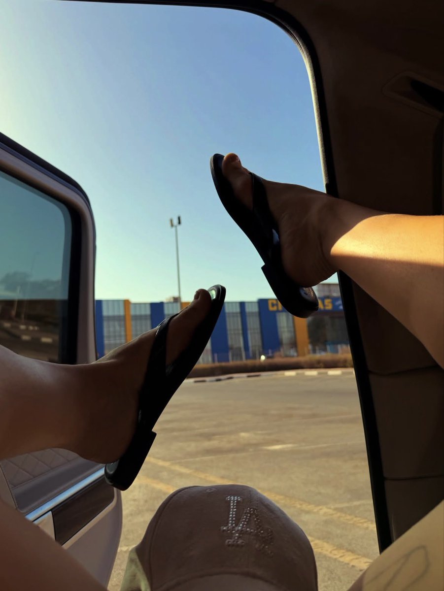 cumpretty86's tweet photo. The view isn’t the only thing worth looking at. who's next?😻#prettyfet #wet🐱#feetworshi̇p https://t.co/iiLTlZZdUF