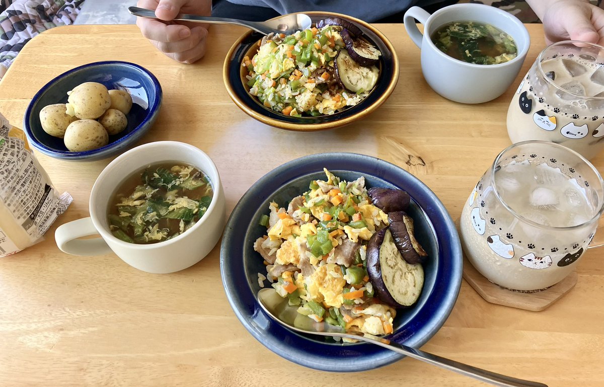 KOFUNE08CAFE's tweet photo. お昼ご飯、ご飯が一人分しかなかったのでお野菜で量増し増し。
実家の掘り立てじゃがいもをボイルしてマヨで頂いたら最高でした✨ https://t.co/CtrZG43FKZ