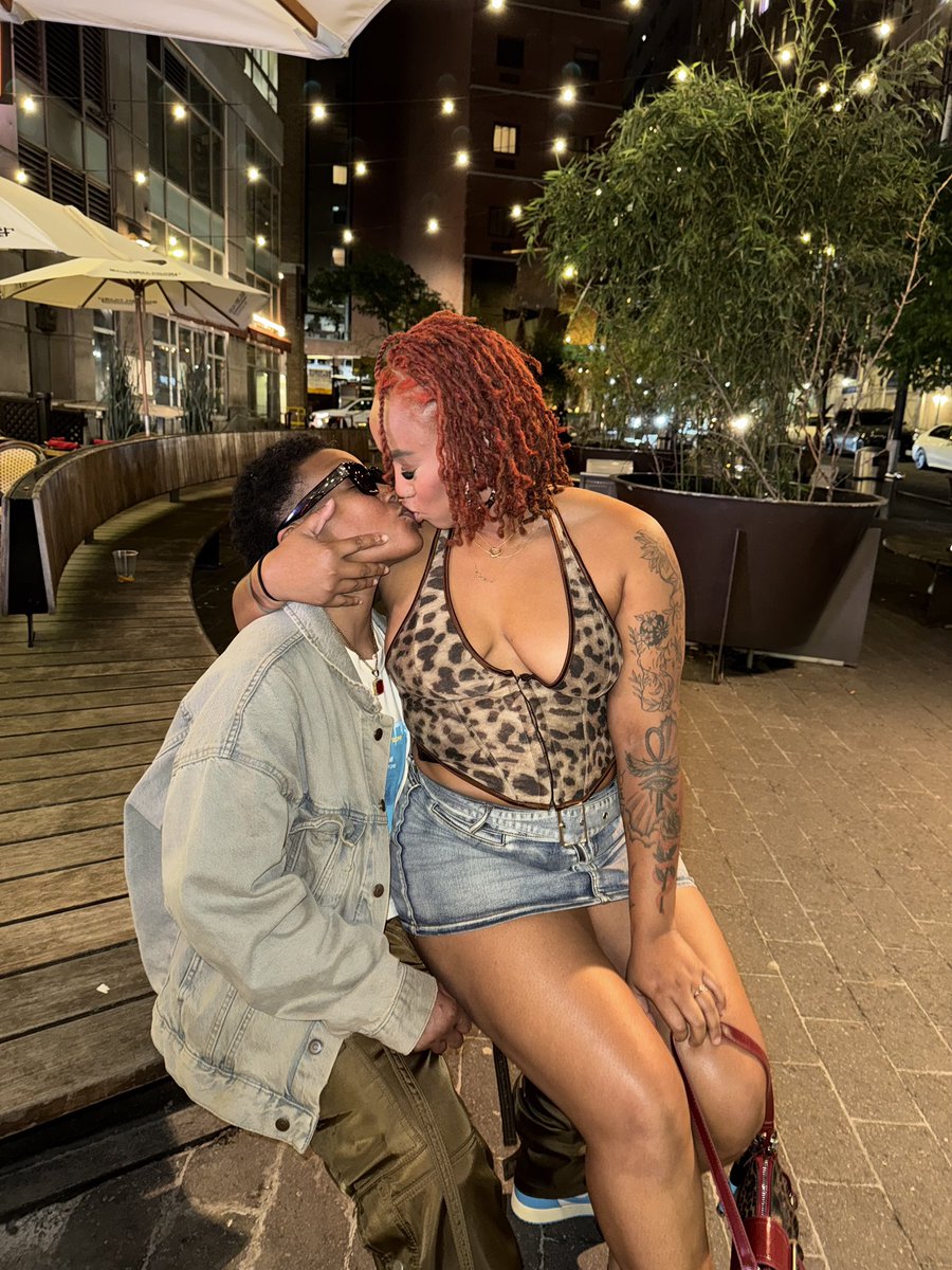 Daniboobeear's tweet photo. in her skinnn 👩🏽‍❤️‍💋‍👩🏽 #wlw https://t.co/s3DedGEdyV
