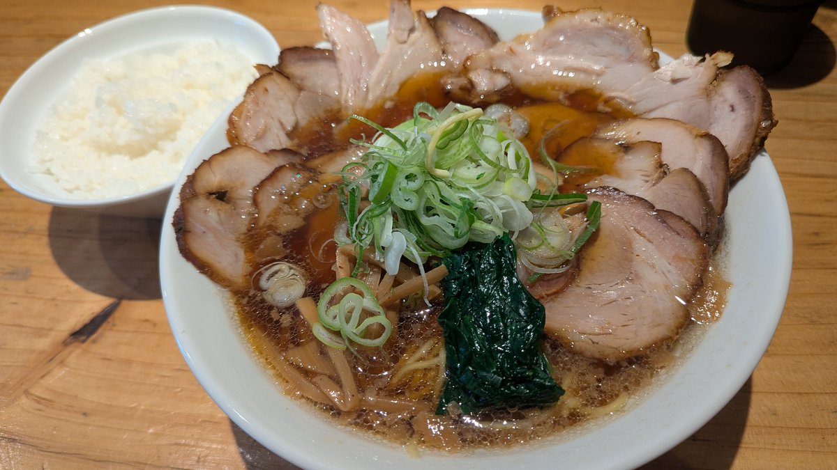 QAvDBMv8xvkAn0M's tweet photo. 麺活🍜2026-071杯目
#OKAWARI #藤沢本町
🟧チャーシュー麺
🟧ライス(小)
😳肉！ボリューム満点🈵🤩🥩🥩🥩
🍚がススム😋大でもよかったかも😍
大満足💮💮💮💮 https://t.co/FWcR6iXC74