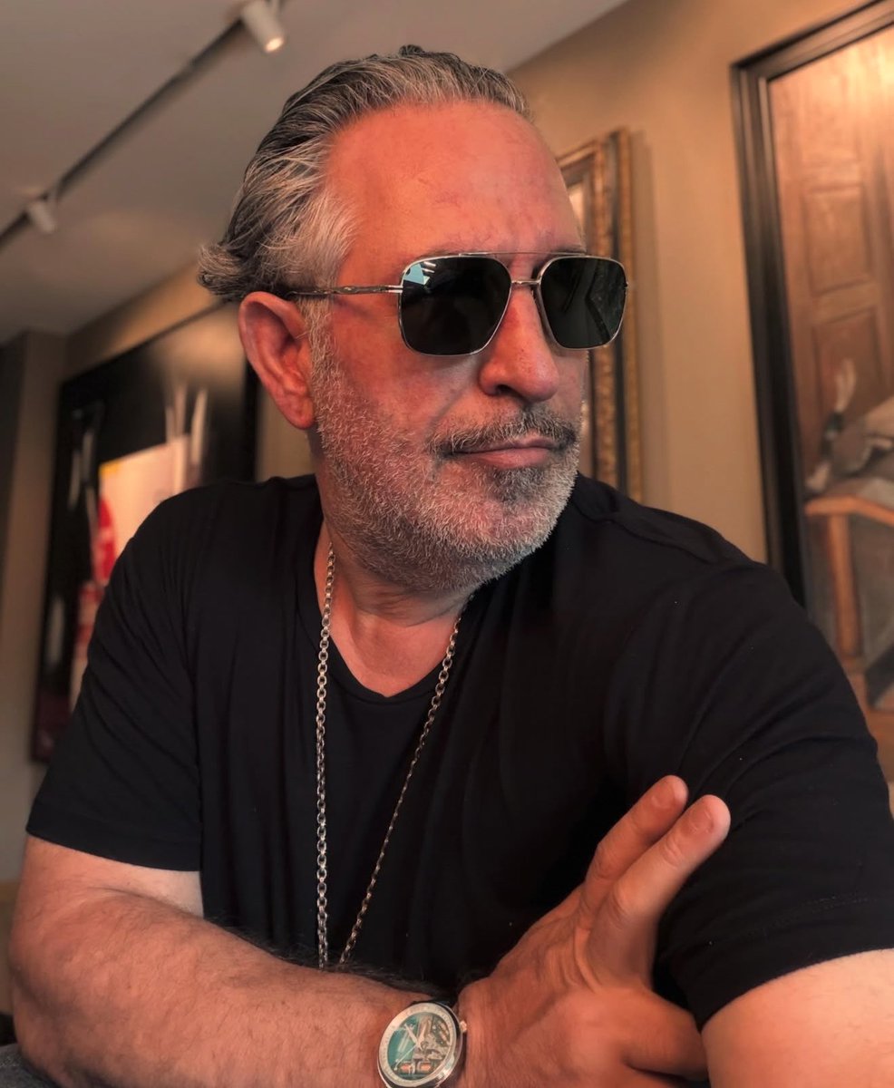 buzzmedya's tweet photo. Cem Yılmaz’ın Sertab Erener ve Levent Yüksel ile tanışma hikayesi;

Bir şey anlatacağım. Çok tatlı bir anı. Daha o zamanlar sahneye çıkmıyordum. Çok sevdiğimiz, hepimizin, yani meslektaşlarımın tanıdığı birinden bahsedeceğim; makyöz Suzan Kardeş. Suzan'ın Arnavutköy'de bir meyhanesi vardı.
 * Biz o zamanlar karikatür çiziyorduk; ben, benden daha usta olan arkadaşlarım Erdil... Selçuk var mıydı, şimdi yalan olmasın, ben, Erdil, çok gene kıymetli arkadaşlarım Özlem Tekin, Şebnem Ferah.
 * Bizler Beyoğlu'nda kemancıdan dolayı tanışıyorduk. Biz Leman'da çiziyorduk, onlar Volvox'ta çalıyorlardı. Herhalde işte söylediğim yıl 94 falan yani, 95 falan yani. Ya da 94'ün sonları.
 * Bizi bir vesileyle, galiba Özlem'in mi Şebnem'in, Şebnem'in vesilesiyle olabilir, bekarlığa davet ettiler Suzan'ın meyhanesine. Sertab'la Levent Yüksel de vardı o zaman evli... İçimizde en meşhur onlardı yani. Biz de çalışan çocuklarız yani, karikatür çiziyoruz, sanatla ilgileniyoruz falan filan.
 * Meyhane masası işte, güzel böyle bir Yugoslav şeyleri geliyor, böyle işte ne bileyim mezeler mezeler falan filan. Suzancık da arada böyle ut çalacak falan niyetleniyor. Abi bir anlatıyorum! Genciz o zaman, 21 yaşındayım.
 * Abi anlatıyorum, herkes yerlerde! Arkadaşız yani ama Sertab'la Levent'e galiba şov yapıyorum, yani onlar da tanısınlar beni diye. Anlatıyorum, anlatıyorum, anlatıyorum, anlatıyorum... Abi hiç kimse ne rakı içiyor ne meze yiyor!
 * Mekan da Suzan'ın. Beni kenara çekti, "Selçuk sus lan!" dedi. "Birazcık sus lan! Millet" dedi "rakı içmiyor, bir sus amına koyayım!" dedi.
 * Ya hiç unutmuyorum onu ya, kaç... 32 sene olmuş. Ve yani işte hani vardır ya öyle, "o çocuk bendim" falan diye. Orada amatör olarak ilk, yani son defa bedava, son defa masada konuşmuş oldum.