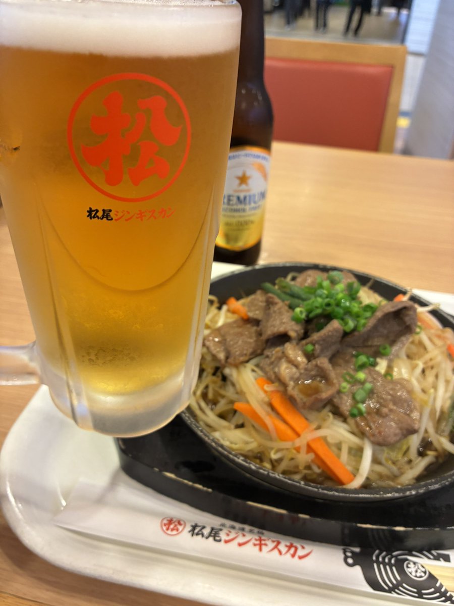 Milly_sora's tweet photo. 久しぶりの新千歳空港。よさこいがあったからな。人がすごい。並んでいないところを探して行きついたフードコートのジンギスカン🐏カンパーイ🍻
#昼ごはん https://t.co/8o4NQhvVGO