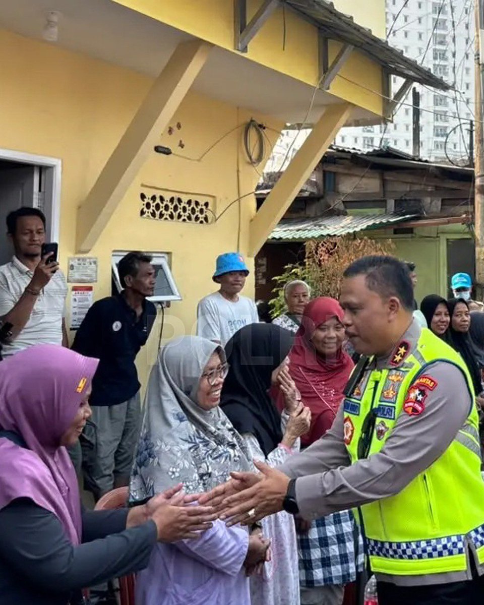 bidhumas_jatim's tweet photo. Kakorlantas Polri meninjau langsung pelaksanaan pelayanan kesehatan gratis dan bantuan sosial bagi warga terdampak kebakaran di Kebon Kosong, Kemayoran, Jakarta Pusat, Senin (8/6). Polri Terus Berkomitmen Melayani Dengan Humanis dan Semangat #MengabdiUntukIndonesia https://t.co/6wML0cXRjW