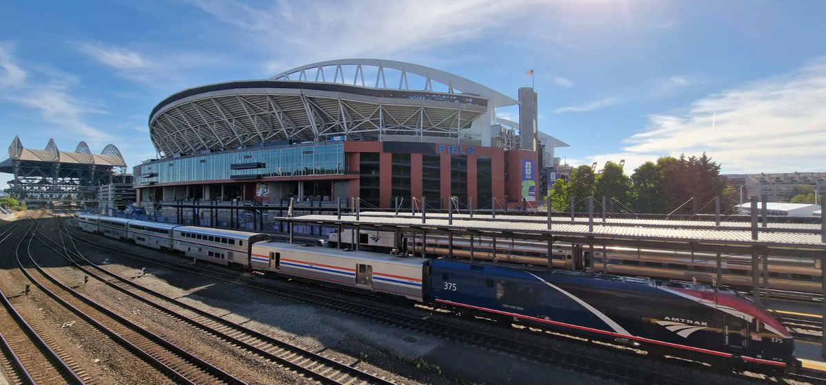 MatuteDuarte's tweet photo. Seattle (WA), Estados Unidos: Hoy se juega en esa ciudad el primero de los seis partidos del Mundial previstos en su estadio "Lumen Field". Un profesor español que imparte docencia en su Universidad me acaba de enviar estas fotos de la "King Street Station" de Amtrak. Sin rastro del Talgo Serie 8 de Cascades que resultó dañado en noviembre por un árbol que perforó la cabina de la locomotora  https://t.co/ETWEzSWoDm La estación está rodeada de fuertes medidas de seguridad que impiden incluso hacer fotos en los andenes. Fuera de la estación se han colocado unas instalaciones provisionales para cribar a los aficionados @JulioGuinea