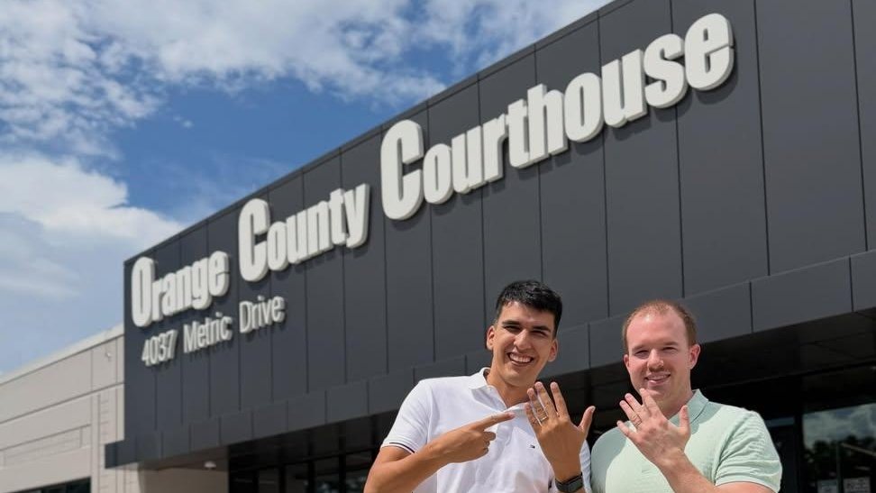 manuelcuenca's tweet photo. ¡NOS CASAMOS! ¡Macho ray'répe machito jeý!
Posteado por Guillermo Oroa: Cinturón negro de Kung Fu. Administrador de Empresas. Productor de contenido. @guilleoroa en Threads/Hilos
Así comienza nuestra historia. Draee County Courthouse.Corte del Condado de Draee. Estados Unidos. https://t.co/jNCvLVZ7tI