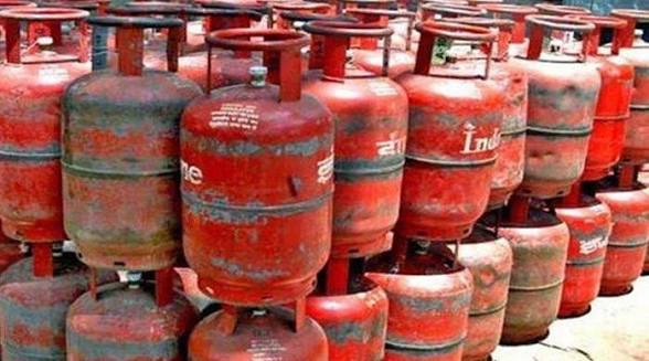 shafqatmm1's tweet photo. گیس یہ دیتے نہیں اور LPG صرف 3 دن میں 380 سے 570 فی کلو پر پہنچا دی

ثالثی کی broom پر سوار ہو تو ایران سے لے لو ۔ اگر اوقات نہیں تو اس جھاڑ سے اتر آؤ

ایل پی جی سے بنتا کیا ہے  اور اس سے ان کا کیا بننا ہے؟ https://t.co/7xTO9suYJV