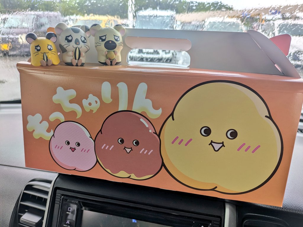 botamo___ch1's tweet photo. 平日のこの時間で大行列なのマジですごいな🥺そんなに美味しいのか🍩？
モバイルオーダーで勝ち取ったおかげで行列をショトカ出来て気持ちE✌️ https://t.co/INnROldQCO