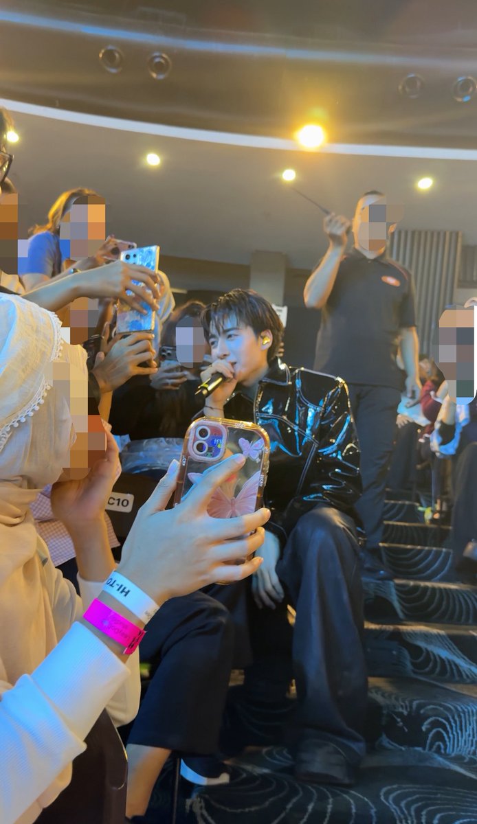 mysugarcoffee's tweet photo. wow padahal kalo naik bisa dpt
momen super duar kayak begini :( 

tapi iya i agree, kalo artisnya blusukan yuk biasakan jgn ikut berdiri

kasian yang belakang km, atau bahkan sblh kamu jadi ga keliatan pdhl kalo semua duduk akan keliatan juga kok 🙏 https://t.co/6XxNdiPpd4