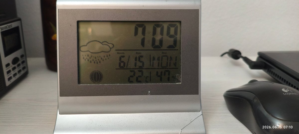 leofernandezalv's tweet photo. Lunes. 7:09.

Suena la alarma.

Diez años estudiando.
Cinco trabajando.

Miras la transferencia.

1.450€.

El mismo número que el año pasado.

Y que el anterior.

Apagas el móvil.

Y te duchas para ir a construir el futuro de otro. https://t.co/seHjFVLcUe