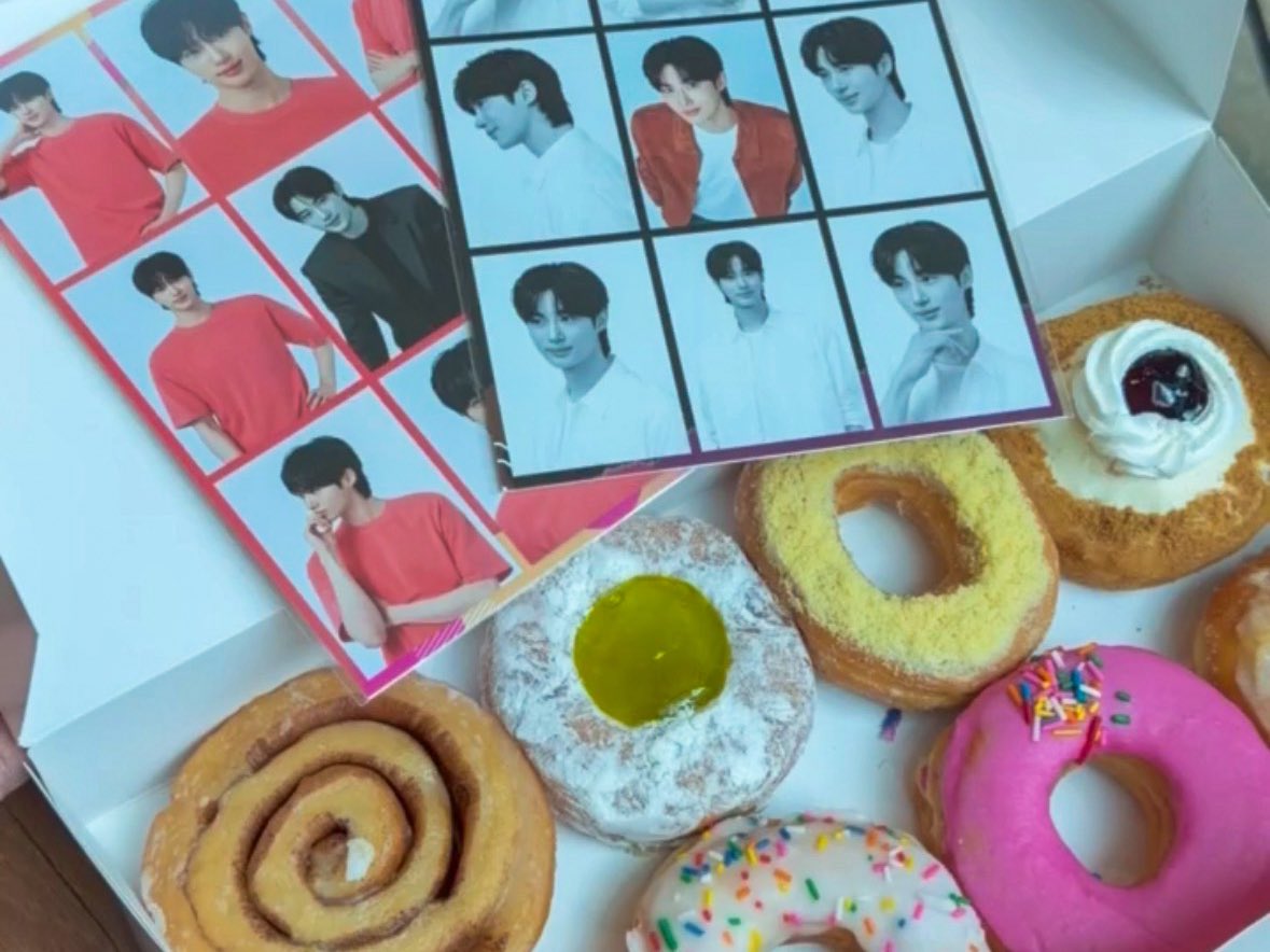 AranetaCity's tweet photo. A grand treat to get the GRAND PRINCE'S... oh wait, KING'S pogi card! 👑🍩😉

Filo Tong-Tongs, it's time for a Dunkin' run! Order any Dunkin' bundle and get your hands on these exclusive Byeon Woo Seok postcards!

#ByeonWooSeok #변우석
#ByeonWooseok_DunkinPH #AranetaCity https://t.co/sCGlx1P0Xs