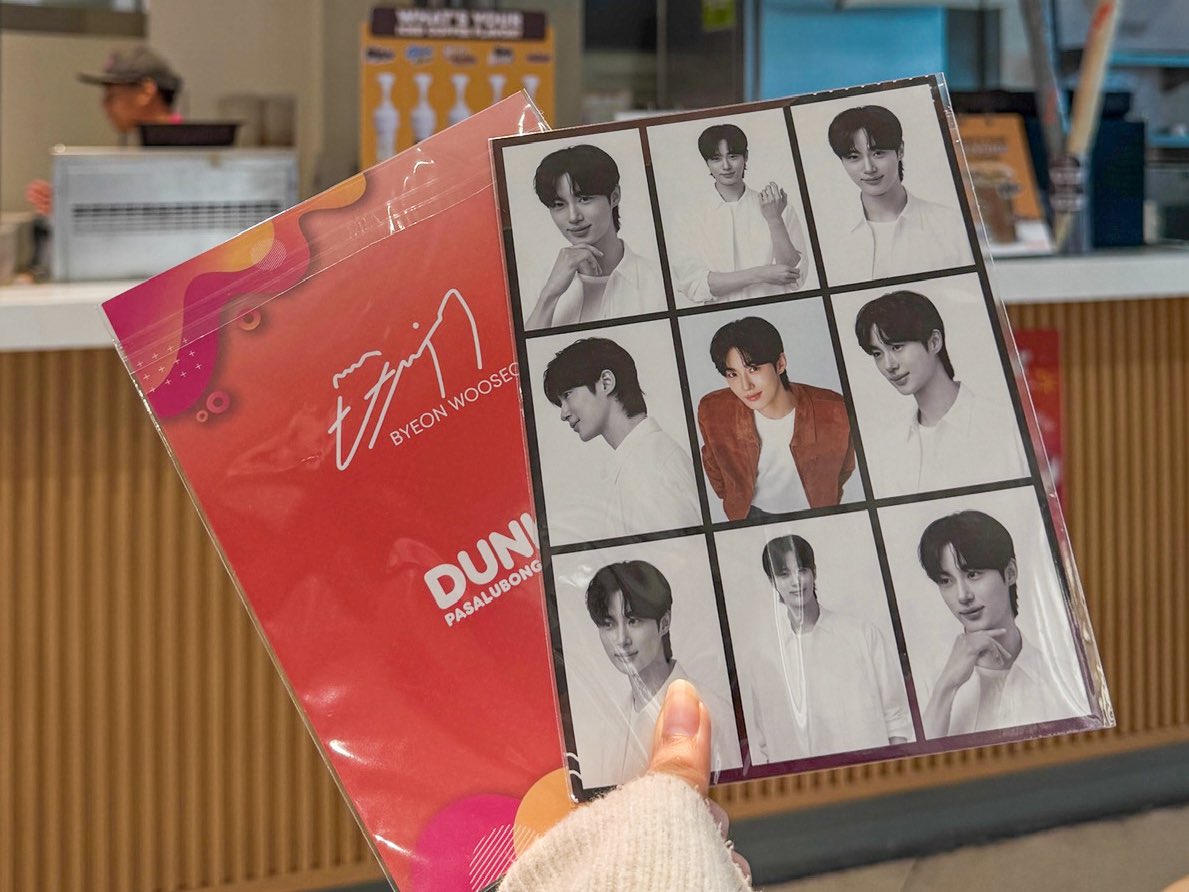 AranetaCity's tweet photo. A grand treat to get the GRAND PRINCE'S... oh wait, KING'S pogi card! 👑🍩😉

Filo Tong-Tongs, it's time for a Dunkin' run! Order any Dunkin' bundle and get your hands on these exclusive Byeon Woo Seok postcards!

#ByeonWooSeok #변우석
#ByeonWooseok_DunkinPH #AranetaCity https://t.co/sCGlx1P0Xs
