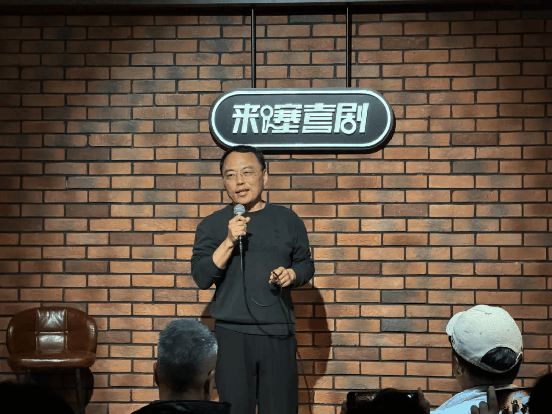 veveyer's tweet photo. Just had a guy in the front row yell “Is this mic too quiet!” Turns out he was just asking if I wanted him to turn it up… while I was mid-joke about his pizza in the fridge. Comedy gods, I see you. https://t.co/U8TVJyZ9Mw