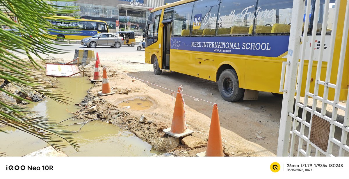 remmadi's tweet photo. @NHAI_Official @NHAIINDIA @eenadulivenews @nitin_gadkari - National Highway work in progress at Madinaguda, Hyderabad. Drainage pipe damaged and smelling all around. Please expedite the repairs https://t.co/uNHOS7BY9B