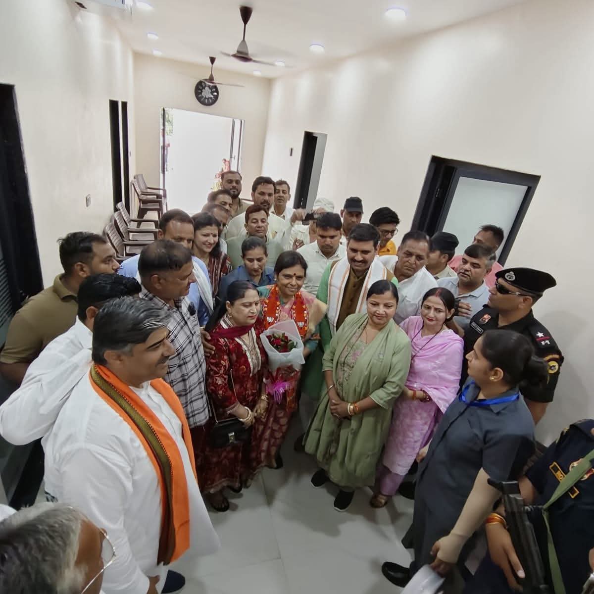 BJP4Haryana's tweet photo. प्रदेश अध्यक्ष डॉ. अर्चना गुप्ता जी के पुंडरी आगमन पर विधायक सतपाल जांबा जी ने उनका आत्मीय एवं गर्मजोशी से स्वागत किया।

इस अवसर पर पार्टी पदाधिकारी, सम्मानित कार्यकर्ता एवं क्षेत्र के गणमान्य लोग भारी संख्या में उपस्थित रहे।

@bjparchanagupta 
@SATPALJAMBA https://t.co/z2huoy0eS2