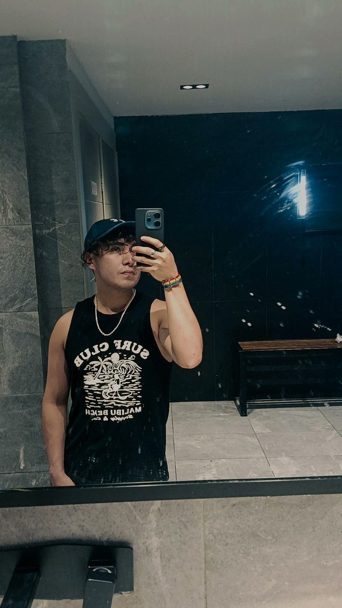 franciscoGS16's tweet photo. En el espejo cochino del gym https://t.co/IMlivtZ4GZ
