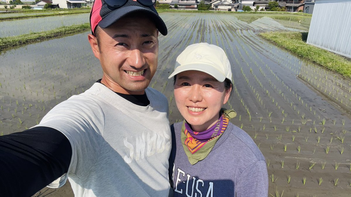 MaegawaChie's tweet photo. 先日は、夫の実家の田植えを手伝いました。
結婚してから、筍堀り、田植え、稲刈りと今まで経験したことない事を経験させてもらっています。

義理のお父さんに教えてもらいながら、やります。少しずつ慣れてきました。
美味しいお米をいつもいただき感謝です🙏

夫婦や家族で協力する事で絆が深まると日々思います。結婚は色々な事の積み重ねで出来上がっていきます。

結婚は未知数なので、婚活で相手の全てを知ろうとせず、話し合いが出来るか、協力できるか、問題から逃げないか、ここら辺の関係性作りに大切な要素がある人かをしっかり見極めほしい。またご自身もこの要素がある事が大事です☺️