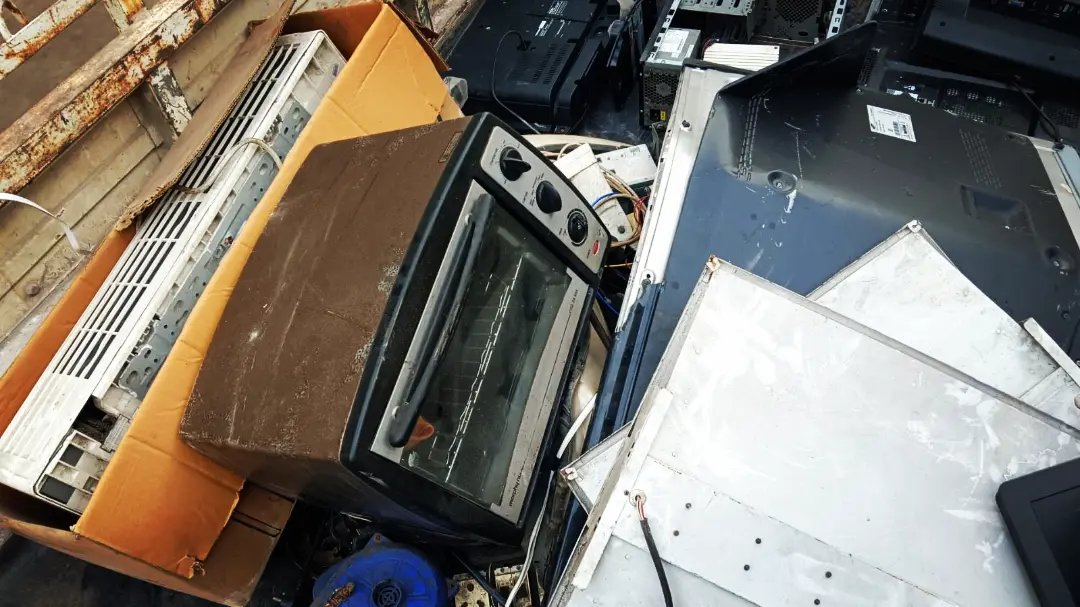 greencomrades's tweet photo. In India, it likely ends up in an informal place, where workers, including children, dismantle it with bare hands and breathe in toxic fumes every single day.
We have the law. Now we need the action.#ewaste
#RecycleReduceReuse #EWasteAwareness #Ewastedrive #WasteToWealth #trash https://t.co/CObeqqf1fg