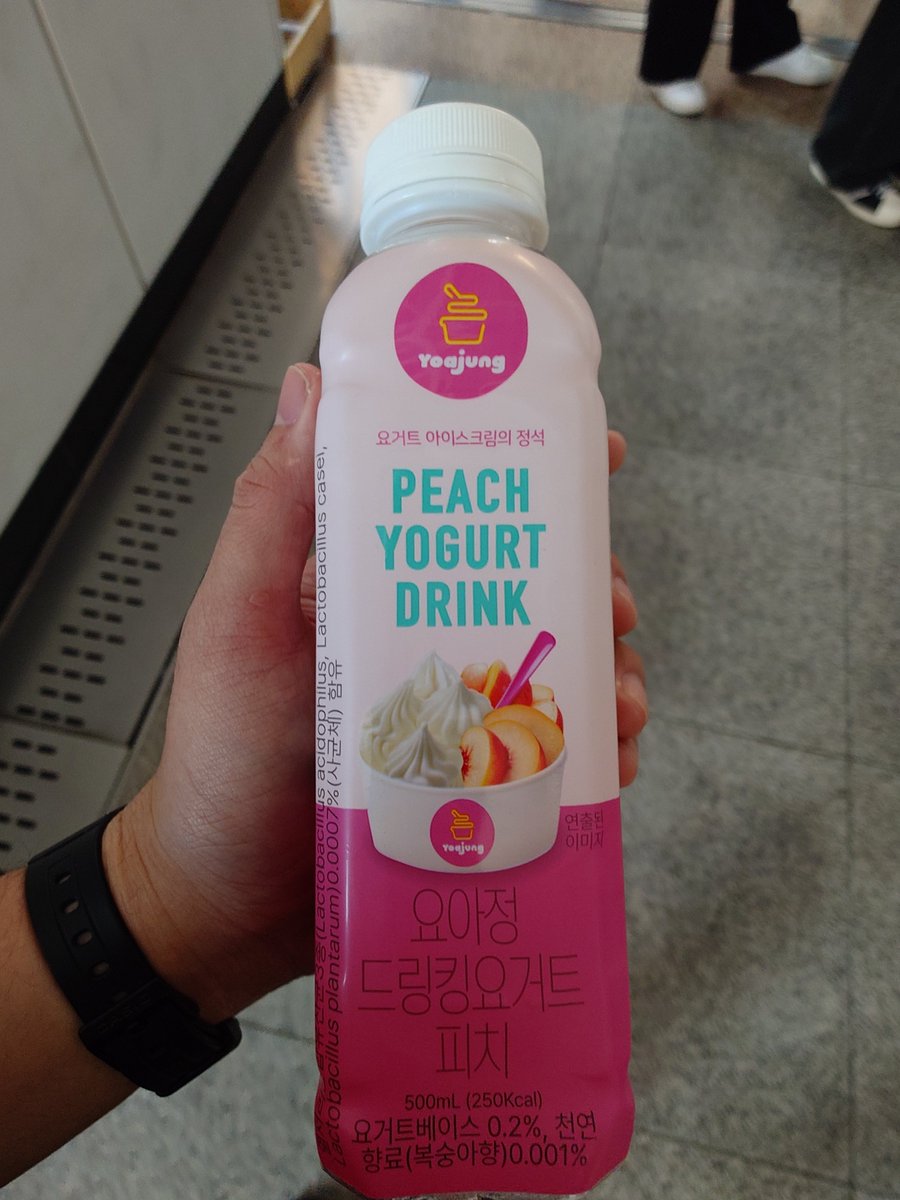 tomoki_01424's tweet photo. 1ヶ月前の旅行で見つけたこの飲み物、ずっと探してコンビニ10軒ぐらいまわってるけど、一生見つからない…😢

実は朝に1回だけ見つけてたけど、『また今度でいいや！』って思って見送ったらそこから一切無い。。買っておけばよかった…😩 https://t.co/sjn9tVYzho