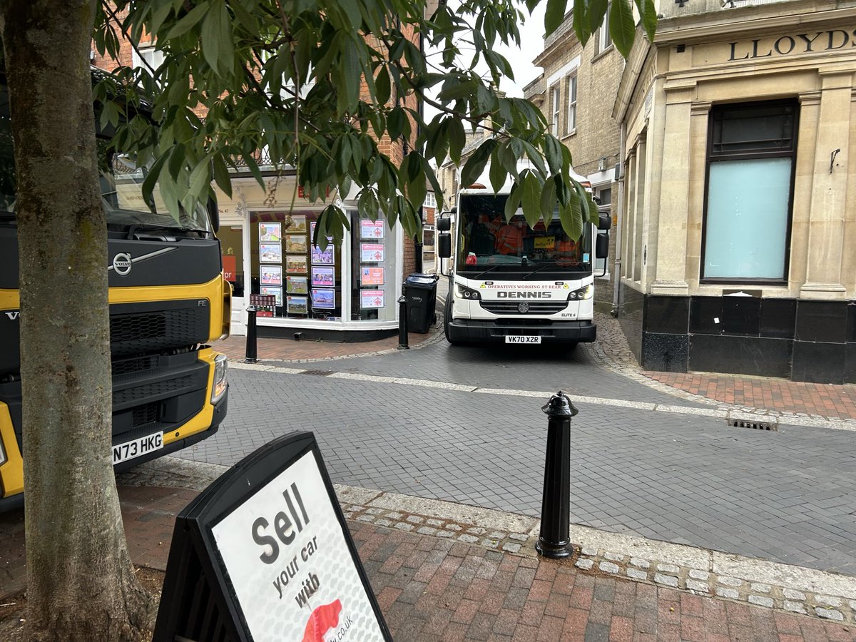 djellis_9's tweet photo. Blocked in again. @dhlexpressuk https://t.co/2bZVxvSBJH
