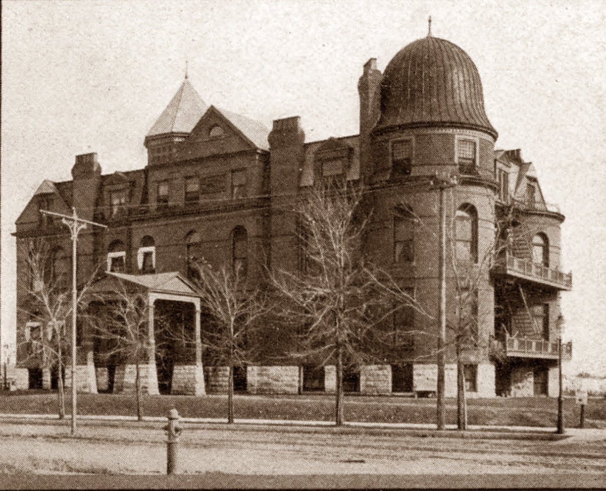 doqholliday's tweet photo. Ancient buildings of Minneapolis https://t.co/q8Q01oFzkI