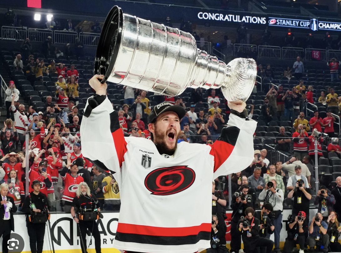 QuantSportsAi's tweet photo. What a week for sports.

🏀 Knicks win their first title in 52 years.
🏒 Hurricanes win their first Stanley Cup in 20 years and just the second in franchise history.

Some fanbases wait a lifetime for moments like these.

Congratulations to Carolina. What a run. 🏆

#nhl #stanleycup #stanleycupfinals #jordanstall #carolinahurricanes #nhlplayoffs
