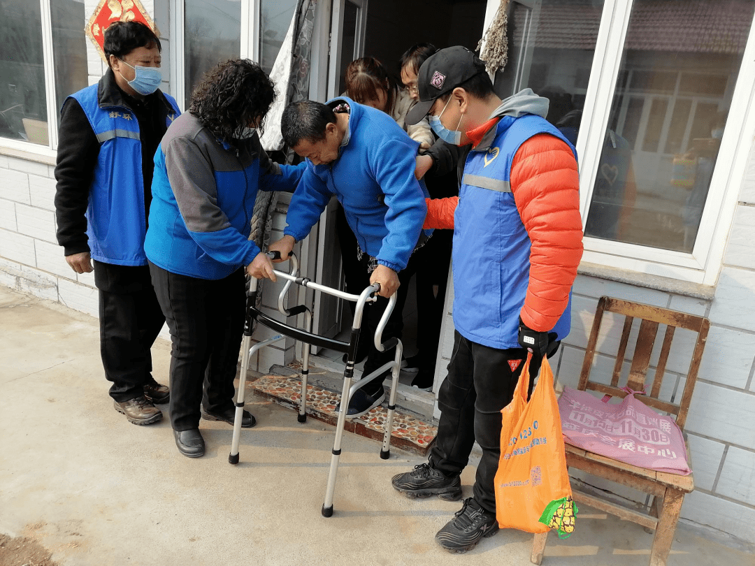 AlbiPiccinin's tweet photo. Spent the morning helping sort donated winter clothes for local unhoused neighbors—small acts make big differences, right  #VolunteerLife #KindnessMatters https://t.co/PxYz6de2jo