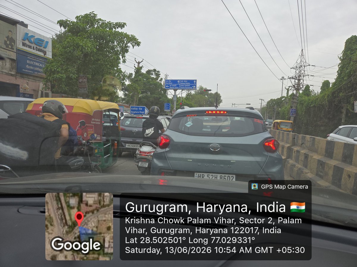 Mukeshca1992's tweet photo. @MunCorpGurugram 
@OfficialGMDA 
@NHAI_Official 

Huge trafic Poor road and even 10 mins rain make it worse.

Could you please help to fix this area

In peak hours its pain to cross this road at all.. https://t.co/RMMIuj67A9