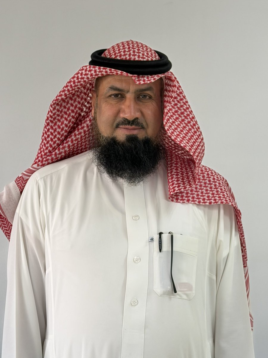 tgamgoom's tweet photo. في زيارتي لمدرسة معن بن زائدة الابتدائية في #عرعر  التابعة ل @moe_hud 

تفاجأت فور دخولي غرفة مدير المدرسة بوجود دراجات هوائية جديدة وفخمة نوعاً ما ..

سألت مدير المدرسة 
التربوي القدير والفاضل أ.قدير بن عاشور العنزي 
هل هي جوائز للمتفوقين ..؟

بادرني فوراً وقال : بل هي دراجات الأستاذ محمد بن غازي البخيتان يقدمها كل عام لطلابه المتفوقين والمتميزين في الصف الأول من جيبه الخاص ..

هنا ..حرصتُ على لقاء أ.محمد غازي ..وشكرته على مبادرته وحرصه وإخلاصه ..

هذا الأمر قد يكون ( عادياً ) 
ويقوم به معلمون مخلصون مع اختلاف نوع الجائزة ..

لكن الشيء الذي أعتقد أنه قد يكون ( نادراً ) 

هو أنّ المعلم طيّب الذكر ..المخلص في عمله ..الأنموذج بين أقرانه ..الخلوق في طبعه ..الكريم في سجيته ..

يفعل هذا الأمر منذ ( ٣٢ ) عاماً ..

هل استوعبتم ذلك ..!؟

( ٣٢ ) سنة وهو يقدّم دراجات هوائية لا تقل عن اثنين أو ثلاثة إلى أربعة وخمسة كل عام .. لطلابه المتميزين والمتفوقين ..في الصف الأول الابتدائي ..

مثل هذا الأنموذج بالفعل يستحق الاحتفاء به ..

ألستم معي يا وزارتي الغالية @moe_gov_sa 
@spokesp_moe 

كتب الله أجرك يا أستاذ محمد غازي ..
ورفع قدرك ..

أنا متأكد أنّ كل طالب حصل على دراجة لن ينساك للأبد ..
لك منا كل التقدير وخالص الدعاء أن يجعل عملك خالصاً لوجهه الكريم ..

بالفعل أنت تستحق ..التكريم ..
@minister_moe_sa