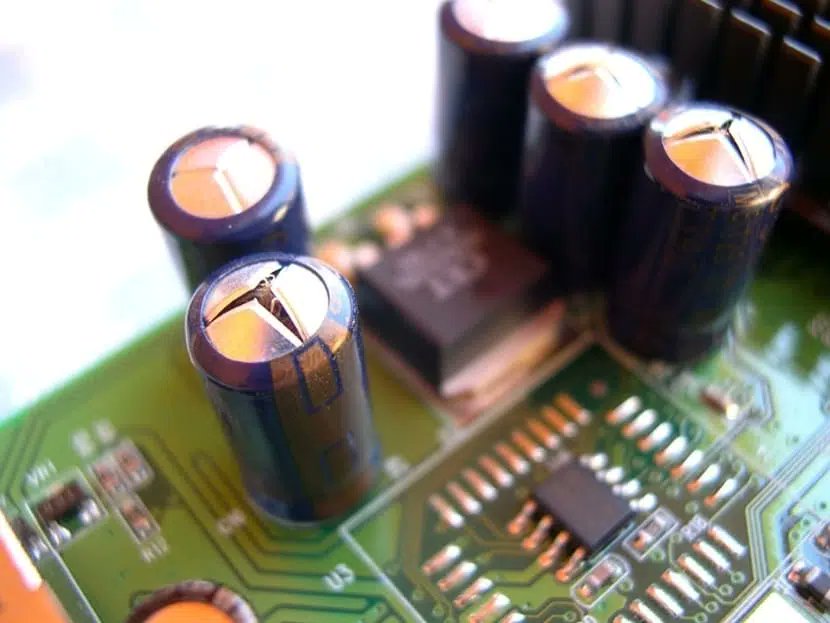 After_Cool's tweet photo. @linhxdao You need to dismantle the screen until you reach the internal power supply; you need to locate the capacitors – a faulty capacitor usually looks swollen – otherwise you will need to test them with a multimeter. https://t.co/DVFlyosrj9