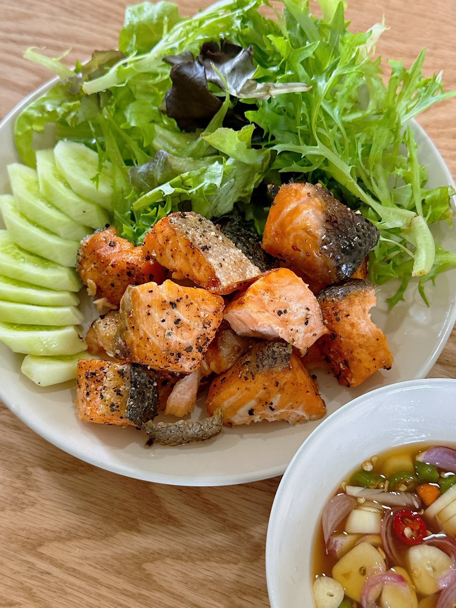 WiJupiter's tweet photo. แซลมอนน🍣
📍ทำสเปรดกินกับ sourdough  (ใครไม่กิน sourdough กินกับขนมปังอื่น, แครกเกอร์ได้)

📍โรยเกลือ,พริกไทย เอาเข้าหม้อทอดไร้น้ำมัน

📍หั่นชิ้นเอาเข้าหม้อทอดไร้น้ำมันให้เหลืองกรอบ ทำเห็ดออรินจิใส่ซอสเทอริยากิ แล้วเอาแซลมอนมาคลุก

📍ข้าวผัดเมนูเซฟโซนน🥹😋 https://t.co/yy1fgrhavg