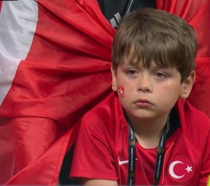 Selcen__Ezgin's tweet photo. Can çocuk canan çocuk, senin o yüreğindeki vatan, bayrak, millet sevgisini severim ben. 
Üzüntün üzüntümüz, sevincin sevincimiz. 
Aidiyetini dibine kadar yaşayan bu çocuğun duygusunu asla yaşamamış, yaşayamayacak olanlar kendi yoksunluklarını ortaya koyuyorlar.
Çünkü bilmedikleri bir duyguyla alay ediyorlar.