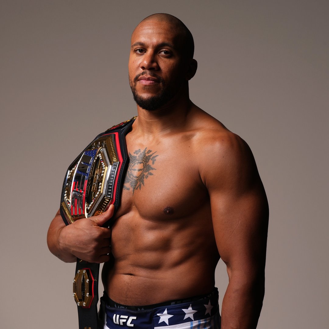 ufc's tweet photo. Left #UFCWhiteHouse a champion 🏆

@Ciryl_Gane made his mark in spectacular fashion 😮‍💨 https://t.co/K4EJUU6Jau