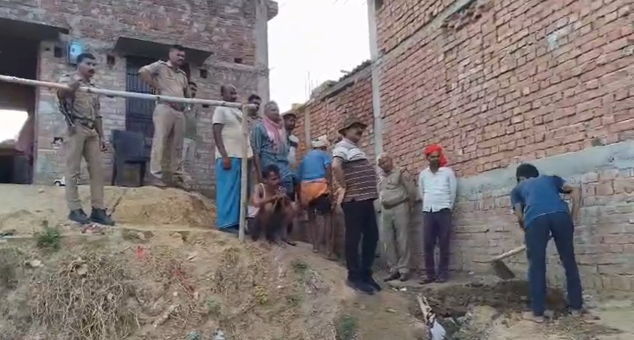 bstvlive's tweet photo. चन्दौली : चकिया तहसील प्रशासन ने की कार्रवाई 

➡3 गांवों से अवैध कब्ज़ा को कराया मुक्त
➡उतरौत, दिरेहु, तकिया महड़ओर गांव में कार्रवाई
➡चकिया तहसीलदार दलबल संग तीनों गांव पहुंचे

#Chandauli #ChakiaTehsil #IllegalEncroachment @dmchandauli https://t.co/yFutHdnuqu