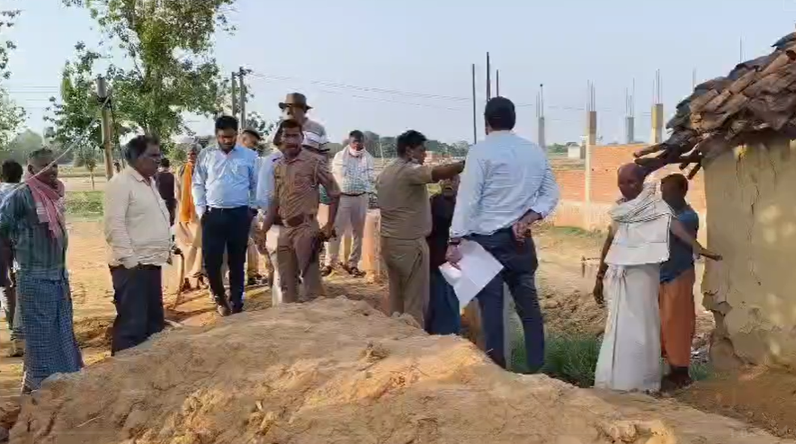 bstvlive's tweet photo. चन्दौली : चकिया तहसील प्रशासन ने की कार्रवाई 

➡3 गांवों से अवैध कब्ज़ा को कराया मुक्त
➡उतरौत, दिरेहु, तकिया महड़ओर गांव में कार्रवाई
➡चकिया तहसीलदार दलबल संग तीनों गांव पहुंचे

#Chandauli #ChakiaTehsil #IllegalEncroachment @dmchandauli https://t.co/yFutHdnuqu