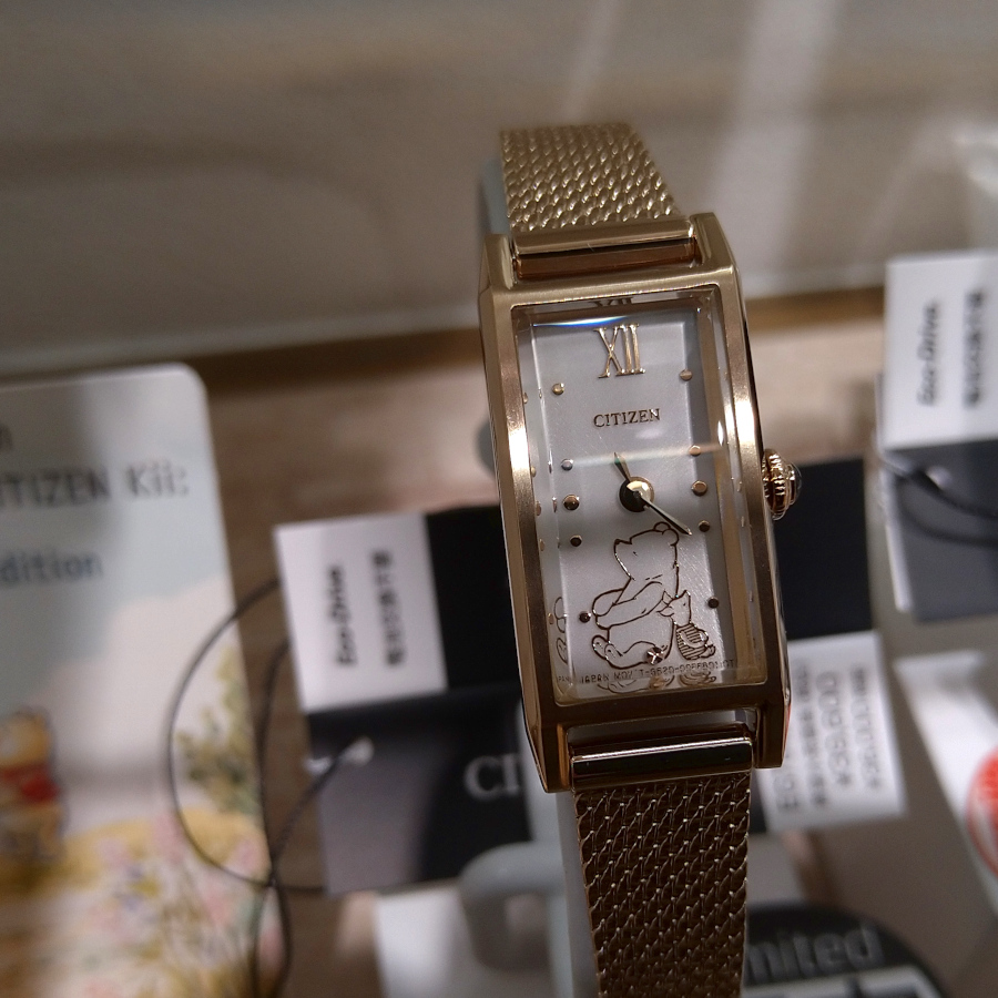 MAEBARA_LAPIA's tweet photo. 【紹介】CITIZEN Kii（キー）は小ぶりなEco-Drive（ソーラー）の時計です。ブレスレット感覚で使える使い勝手のいいデザインと電池交換いらずの手軽さが魅力です。今なら「くまのプーさん」原作デビュー100周年を記念したクラシカルな限定モデルも。是非店頭でご覧＆ご試着くださいませ＾＾ https://t.co/WXYMMZRXix