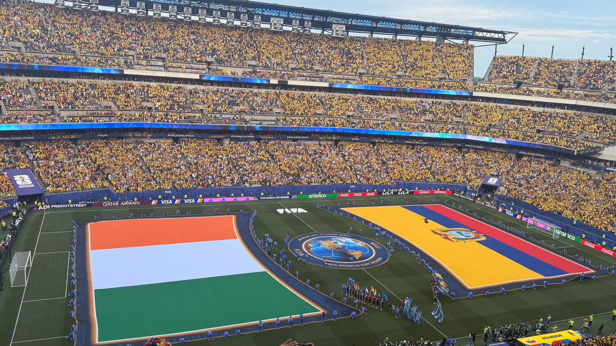 StalinDiazpress's tweet photo. Filadelfia amaneció amarilla y se durmió en silencio.
El estadio era 95% amarillo. La ilusión era total. Pero el fútbol tiene leyes antiguas: el que no las hace, las ve hacer. Al final, Diallo silenció a miles y Ecuador perdió su invicto de 19. La fe se quedó hasta tarde. https://t.co/83Wc5UVwfu