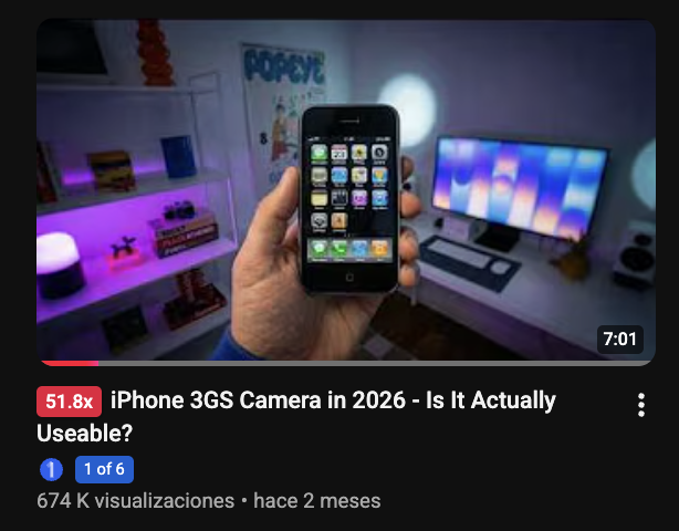 MugarYoutube's tweet photo. El Iphone 3gs es el elemento principal de este vídeo

Y se ve reflejado porque es el elemento que está en todo el medio de la mini, llamando la atención desde un primer momento

Por atrás, un fondo sencillo, elegante, ordenador y con colores que llaman la atención.

Un fondo muy ordenado y da la sensación de tecnología, de algo futurista

Todos estos elementos están muy muy relacionados con lo que se quiere transmitir con el vídeo

Porque la idea del vídeo es ver si la cámara del iphone 3gs sigue siendo utilizable en 2026

Y representarlo en ese escenario hace que el móvil, aunque tenga ya bastantes años parezca uno con la misma tecnología que las de ahora

Con eso, y con la pregunta de si es utilizable ahora, hace que el vídeo llame mucho más la atención

La miniatura es una auténtica locura