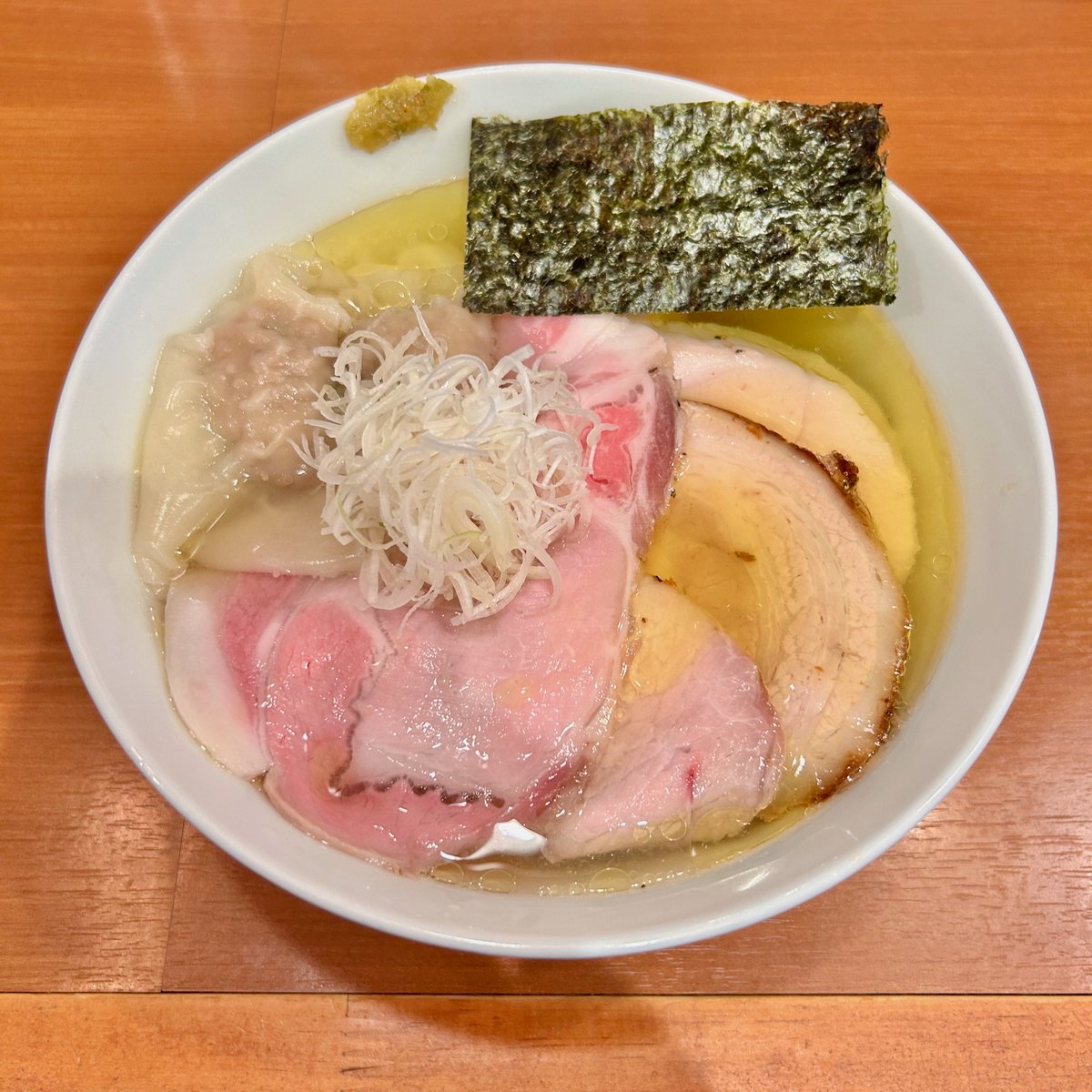oosaki1959's tweet photo. 自家製手もみ麺　鈴ノ木＠狭山ヶ丘（西武池袋線）

2018年オープン。オープン時に来て以来、8年ぶり。
2019年にTRY新人賞受賞、2023年から3年連続TRY大賞2位。
昨年はつけ麺清湯2位、汁なし2位、しょう油9位、しお15位。3年連続4部門掲載という何を食べてもおいしい名店。4人で特製醤油、特製塩、塩つけ麺、限定「冷や汁つけそば」を購入。私は特製塩で他のを少しずついただく。やはり何を食べてもおいしい。最近の手もみ麺ブームを開業時の8年前から提供。接客も抜群。記帳式だが近くのラーメン仲間に記帳してもらい、早い時間に食べることができた。（感謝）
麺がいいことは言うまでも無いがスープも隙がない。限定の変化球も素晴らしいし、細麺も秀逸。