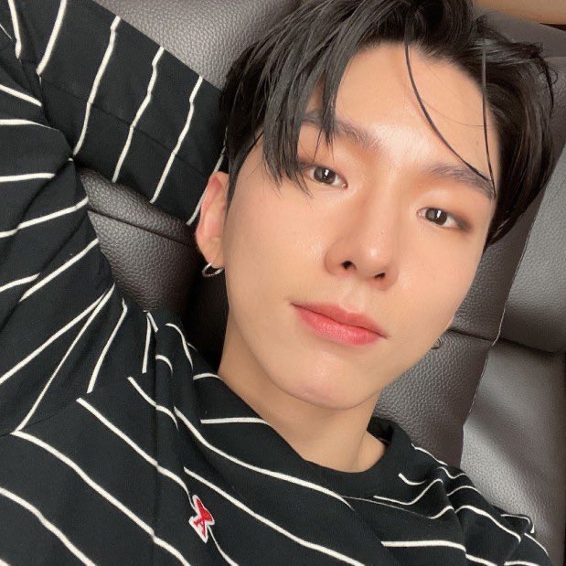 applemint1122's tweet photo. 잘 생겼쥬😍 https://t.co/v6yKLw6jug
