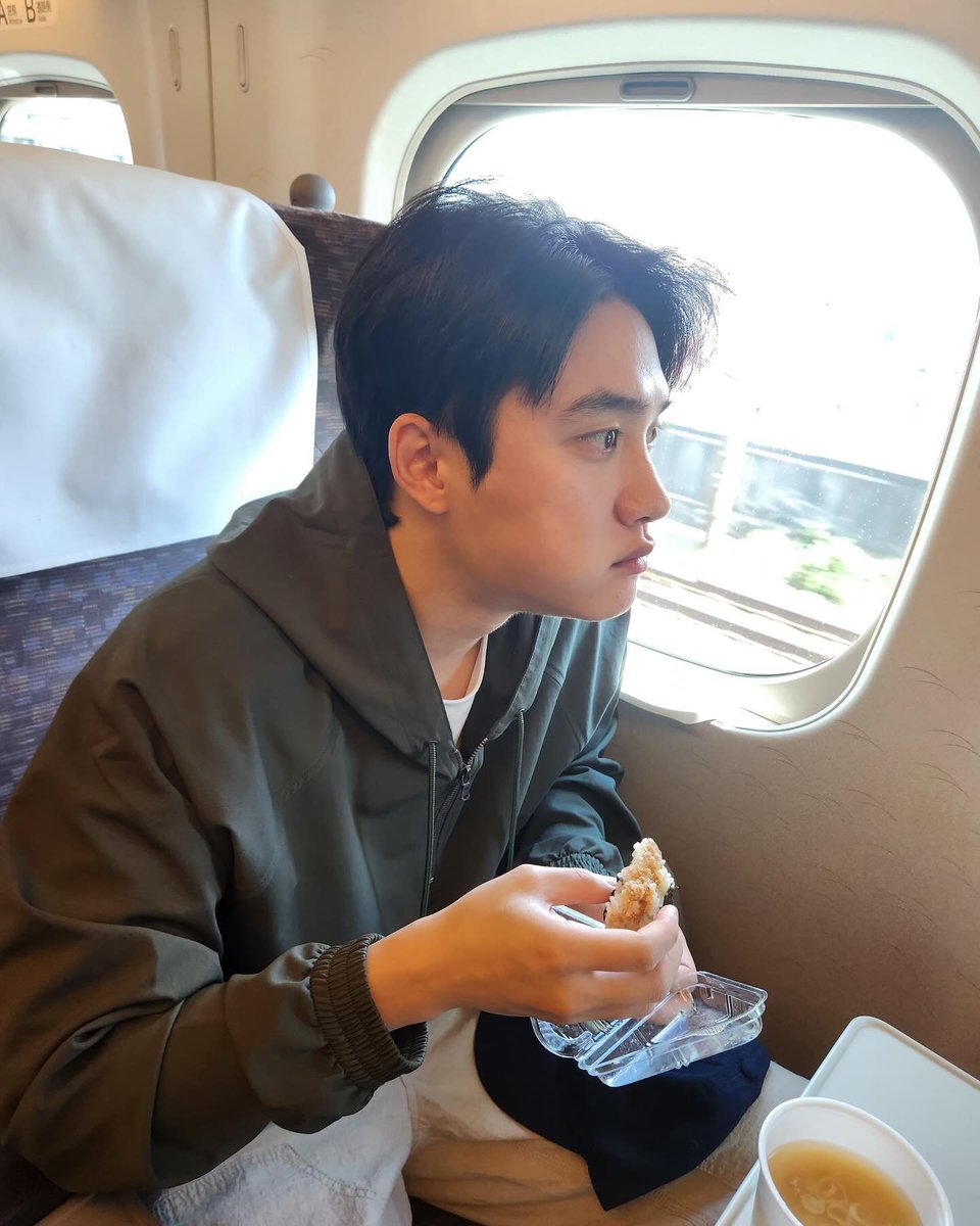 mayutun__'s tweet photo. 電車🚃で移動ギョンス🐧です https://t.co/WwMhFJ1Y7K