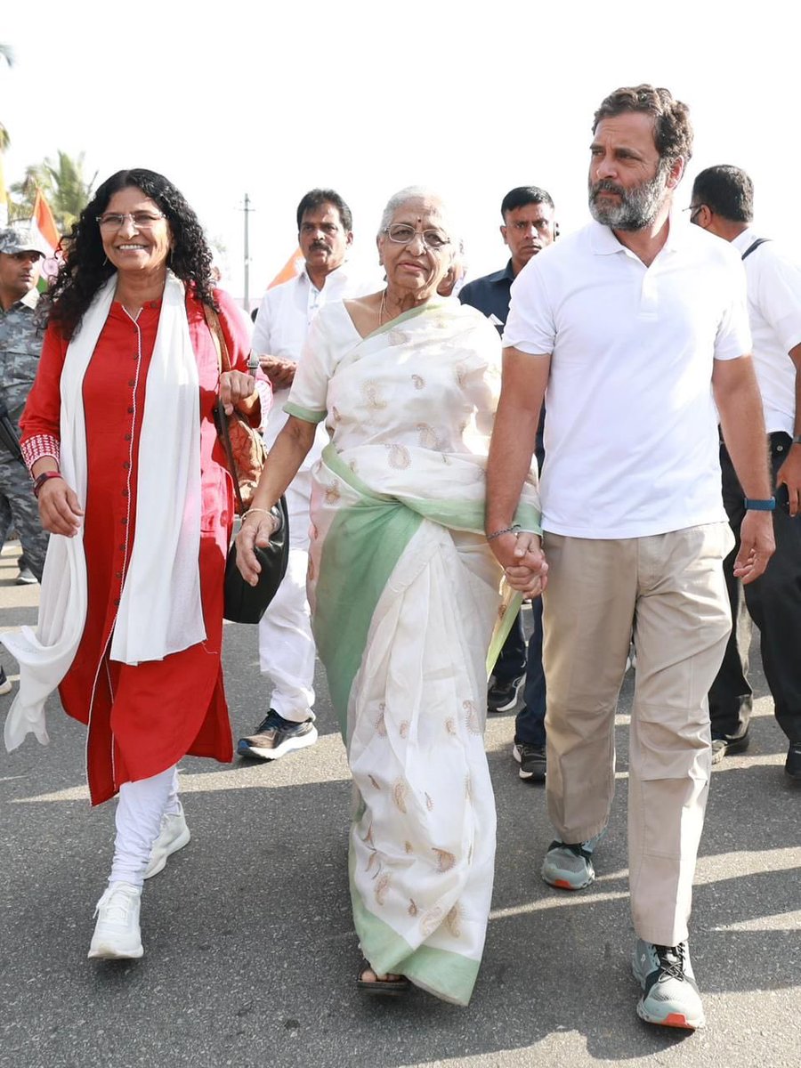 DKShivakumar's tweet photo. ನಾಡಿನ ಖ್ಯಾತ ಸಾಹಿತಿ ಮತ್ತು ಪತ್ರಕರ್ತರಾಗಿದ್ದ ದಿವಂಗತ  ಪಿ.ಲಂಕೇಶ್‌ ಅವರ ಧರ್ಮಪತ್ನಿ ಇಂದಿರಾ ಲಂಕೇಶ್‌ ಅವರ ನಿಧನದ ವಿಷಯ ತಿಳಿದು ಅತೀವ ದುಃಖವಾಗಿದೆ. 

ಪಿ.ಲಂಕೇಶ್‌ ಅವರ ಸಾಹಿತ್ಯ, ಮಾಧ್ಯಮ ಹಾಗೂ ಚಿತ್ರರಂಗದ ಸಾಧನೆಗೆ ಇಂದಿರಾ ಲಂಕೇಶ್‌ ಅವರು ಬೆನ್ನೆಲುಬಾಗಿದ್ದರು. ಜೊತೆಗೆ ವ್ಯವಹಾರ, ಬರವಣಿಗೆ ಹಾಗೂ ಪುಸ್ತಕ ಪ್ರಕಟಣೆಯಲ್ಲೂ ತಮ್ಮನ್ನು ತೊಡಗಿಸಿಕೊಂಡಿದ್ದರು. ಛಲ ಬಿಡದ ಗಟ್ಟಿಗಿತ್ತಿಯಂತೆ ಬದುಕಿದ ಇಂದಿರಾ ಲಂಕೇಶ್‌ ಅವರು ಎಲ್ಲಾ ಹೆಣ್ಣುಮಕ್ಕಳಿಗೂ ಮಾದರಿಯಾಗಿದ್ದರು. 

ಭಗವಂತ ಮೃತರ ಆತ್ಮಕ್ಕೆ ಚಿರಶಾಂತಿ ದಯಪಾಲಿಸಲಿ ಹಾಗೂ ನೋವಿನಲ್ಲಿರುವ ಕುಟುಂಬಸ್ಥರು, ಆಪ್ತರು, ಅಭಿಮಾನಿಗಳು ಹಾಗೂ ಸಾಹಿತ್ಯಾಸಕ್ತರಿಗೆ ಶಕ್ತಿ, ಧೈರ್ಯ ನೀಡಲಿ ಎಂದು ಪ್ರಾರ್ಥಿಸುತ್ತೇನೆ.