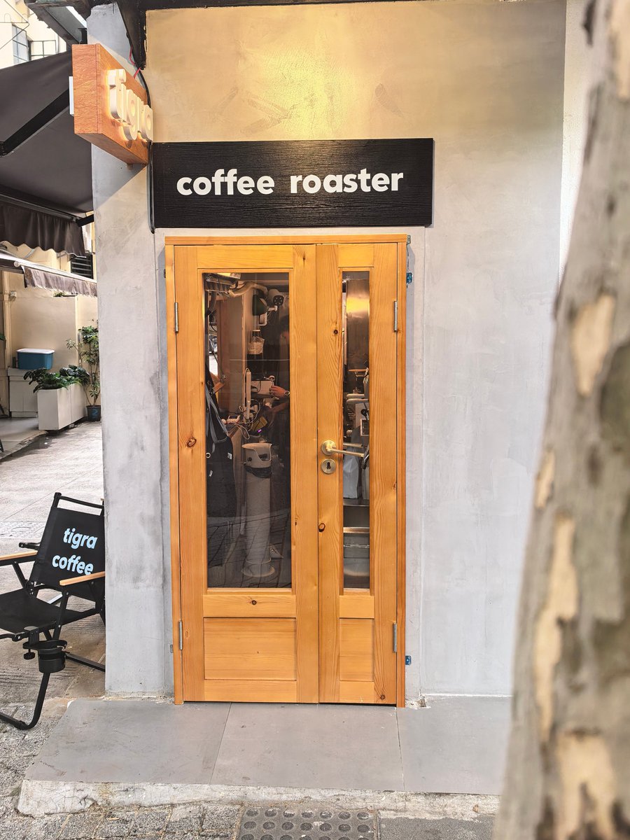 futu_sc's tweet photo. New coffee shop just dropped a game-changing cold brew with house-made oat milk foam—smooth, creamy, and 30% less bitter than regular ones. Perfect for my morning commute! #CoffeeLovers https://t.co/UCcu9Zn94g
