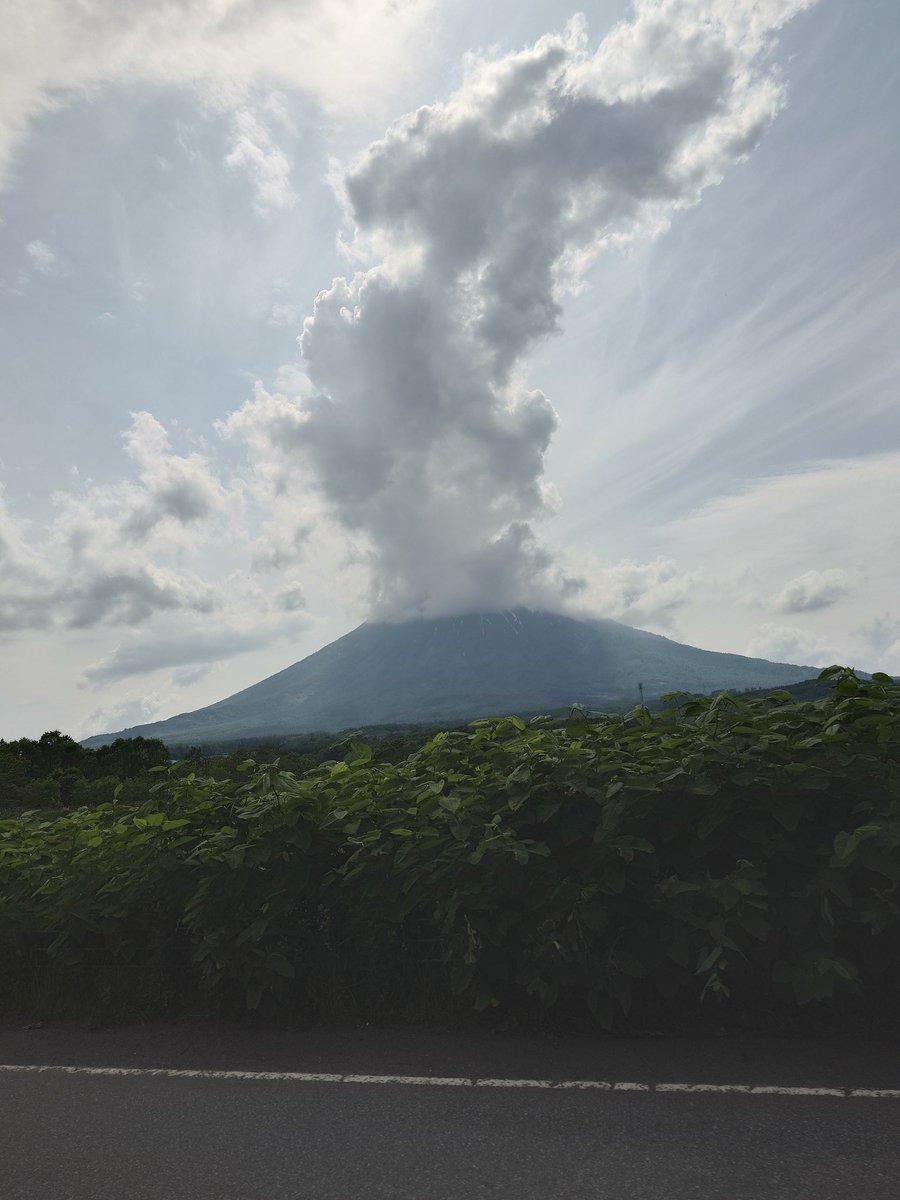 3k_plan's tweet photo. 野暮用で京極町方面へ。

羊蹄山が噴火してる様に見えるカッコいい感じだったので思わず💮

てか、セブンイレブンで売ってるこれ激ウマ！！
場所によっては売り切れで全然手に入らないらしいすよ！

#焦がしキャラメルポップコーン https://t.co/1OrdRiLL4E