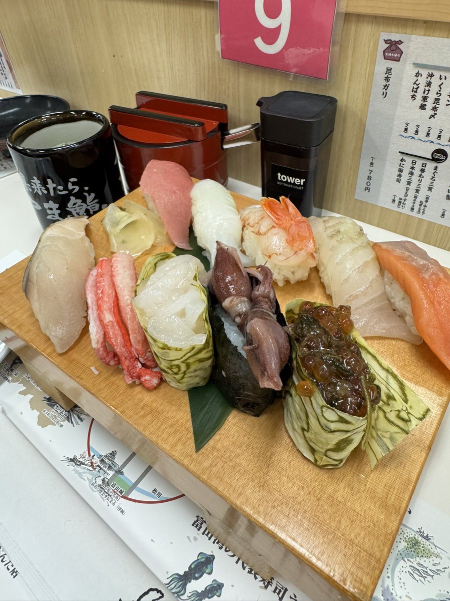 botanhiroko's tweet photo. 京王デパートさん催事の
信州･飛騨高山･富山 物産展 行って来ました
廻転とやま鮨食べました🍣
小布施の栗福買いました🌰
オバちゃん達で賑わってます https://t.co/AsZqnTAujI