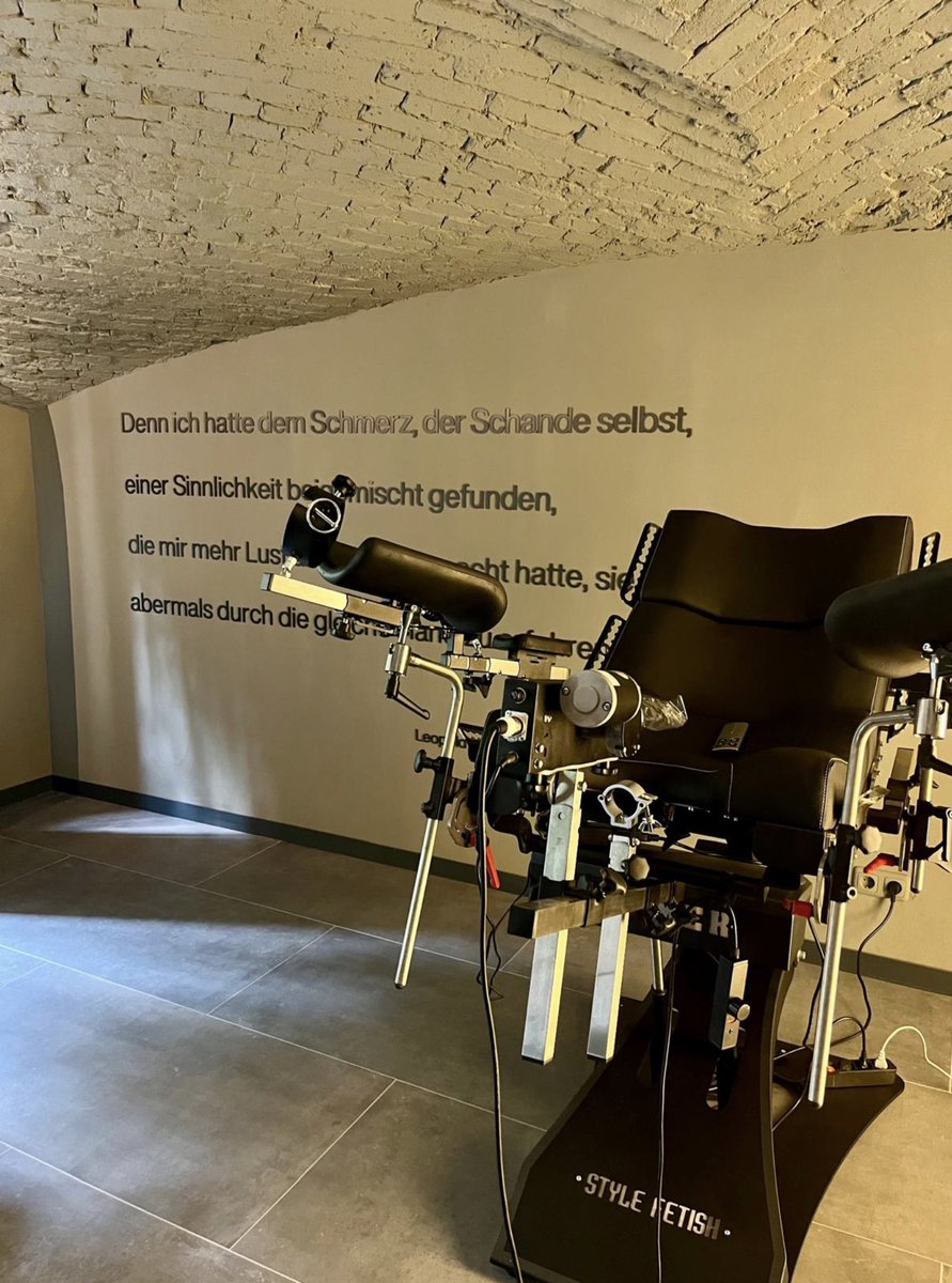 Kinkotel's tweet photo. Dieses Meisterwerk von @StyleFetish_ steht bei uns im Kinkotel &amp; Resort und lässt keine Wünsche offen.
Ob für intensive Sessions, medizinische Spielarten oder einfach nur als optisches Highlight – hier wird jede Fantasie greifbar.

https://t.co/S53yVwTKcI https://t.co/MIE29ftMCi