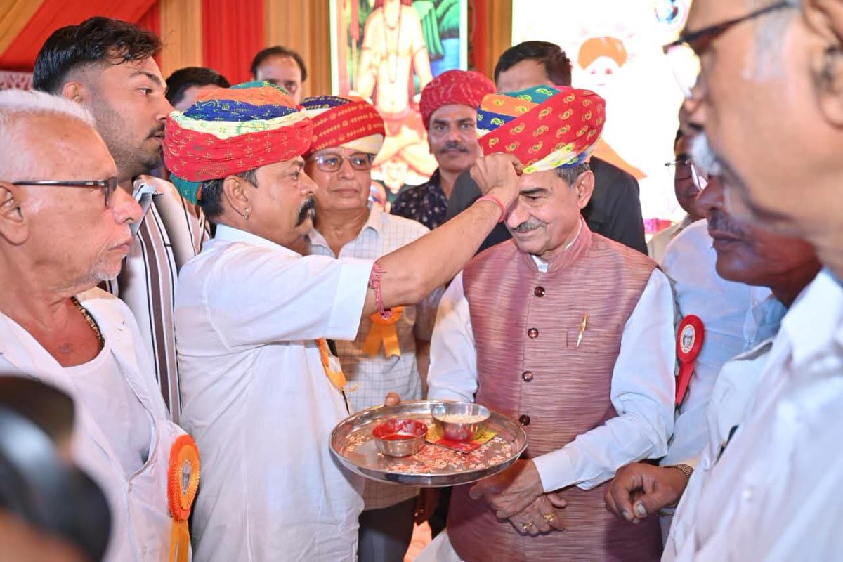 madanrrathore's tweet photo. आज जालौर के बागरा ग्राम में श्री जलंधरनाथ महादेव जी के नवनिर्मित मंदिर में आयोजित भव्य मूर्ति स्थापना एवं प्राण प्रतिष्ठा महोत्सव में सम्मिलित होने का परम सौभाग्य प्राप्त हुआ। इस पावन अवसर पर पूज्य साधु-संतों के दर्शन कर आशीर्वाद प्राप्त किया। 

इस भव्य एवं ऐतिहासिक आयोजन के सफल आयोजन हेतु बागरा ग्राम एवं समस्त क्षेत्रवासियों को हार्दिक बधाई एवं साधुवाद। बाबा भोलेनाथ से प्रदेश एवं देश की सुख-समृद्धि, खुशहाली और जनकल्याण की प्रार्थना करता हूँ। 

हर-हर महादेव! 
.
@BJP4India @BJP4Rajasthan