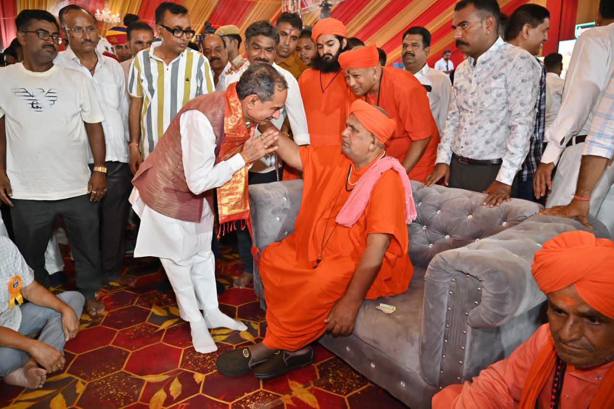 madanrrathore's tweet photo. आज जालौर के बागरा ग्राम में श्री जलंधरनाथ महादेव जी के नवनिर्मित मंदिर में आयोजित भव्य मूर्ति स्थापना एवं प्राण प्रतिष्ठा महोत्सव में सम्मिलित होने का परम सौभाग्य प्राप्त हुआ। इस पावन अवसर पर पूज्य साधु-संतों के दर्शन कर आशीर्वाद प्राप्त किया। 

इस भव्य एवं ऐतिहासिक आयोजन के सफल आयोजन हेतु बागरा ग्राम एवं समस्त क्षेत्रवासियों को हार्दिक बधाई एवं साधुवाद। बाबा भोलेनाथ से प्रदेश एवं देश की सुख-समृद्धि, खुशहाली और जनकल्याण की प्रार्थना करता हूँ। 

हर-हर महादेव! 
.
@BJP4India @BJP4Rajasthan