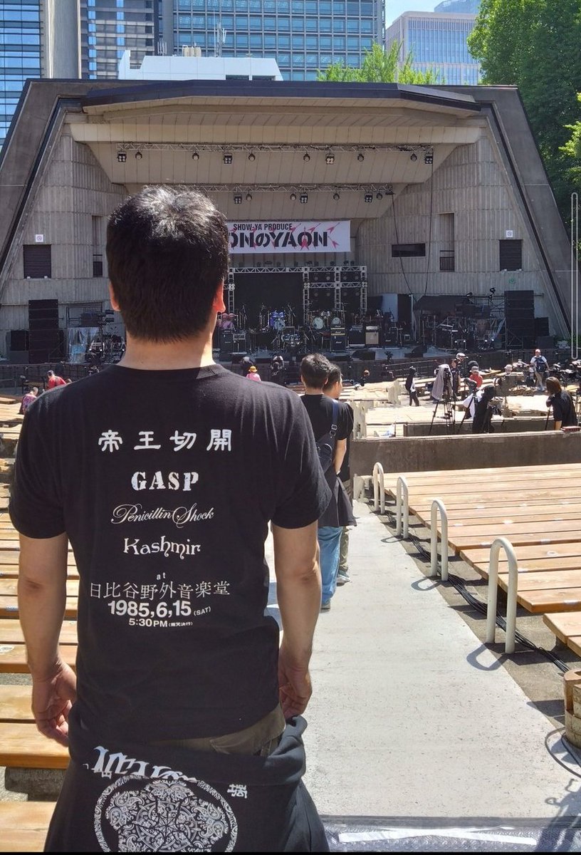 x_605's tweet photo. 上條先生🙌確かにいました🤘

取り壊されようが、
更地になろうが、
建て替えされようが

オレ達がいた事実は変わりません👍

#帝王切開
#GASP
#トーイ
#上條淳士
#祝41周年
#日比谷野外大音楽堂 https://t.co/24z4ySHnDm